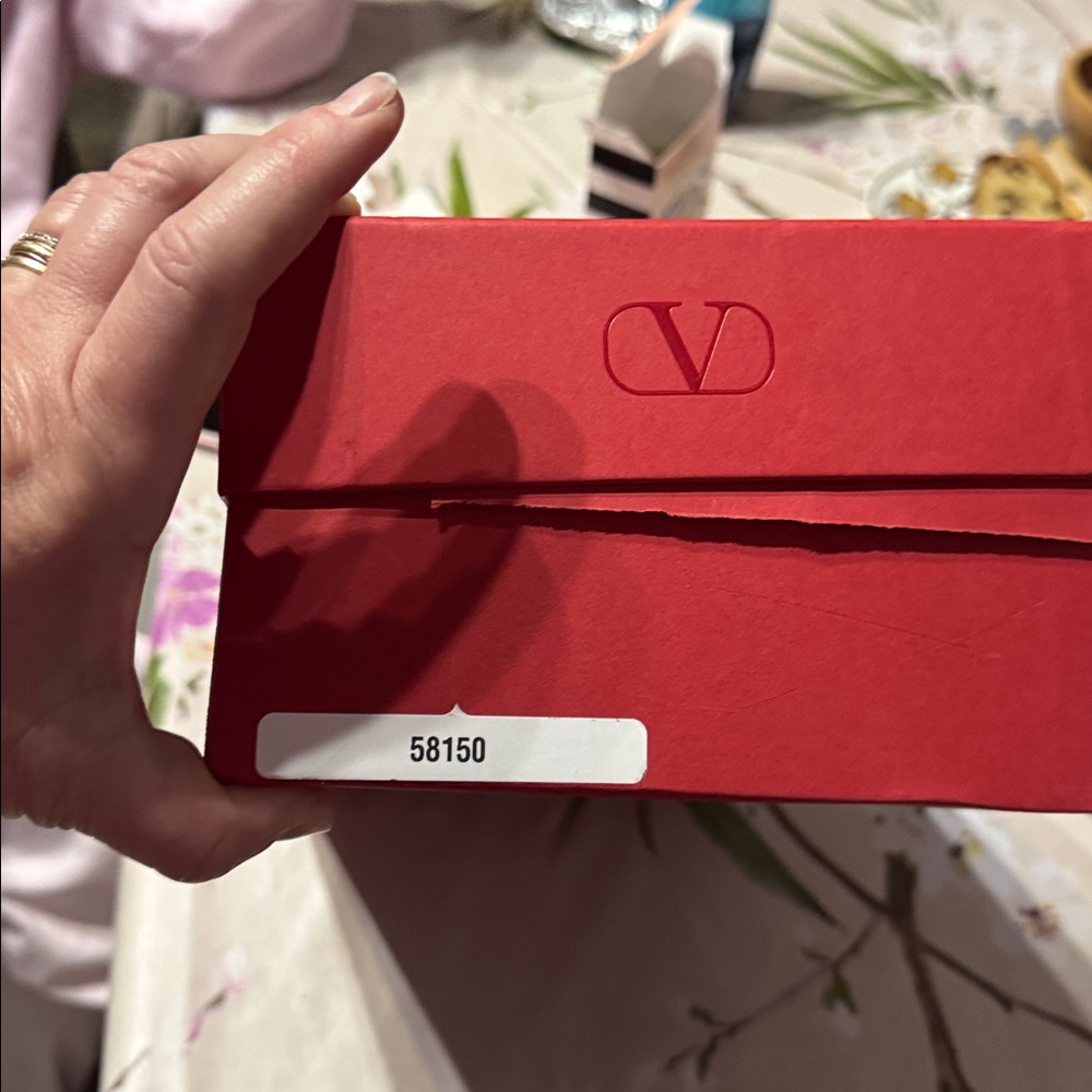 Valentino Garavani Red Embossed Logo Box - Picture 4 of 4
